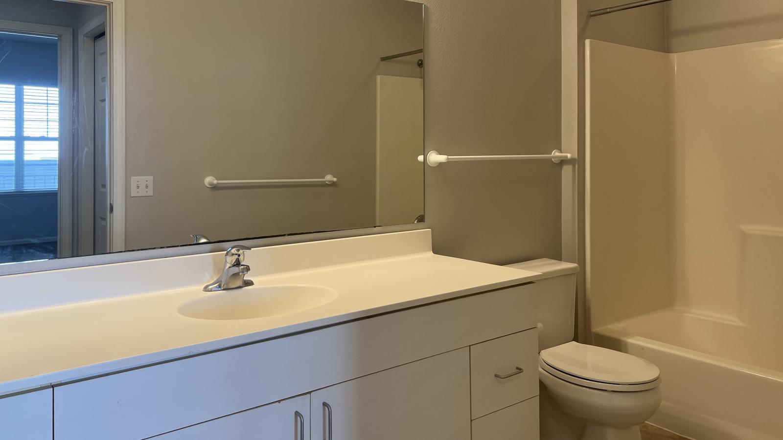 Traditional bathroom with full-size vanity in a one-bedroom at Wilson Bay
